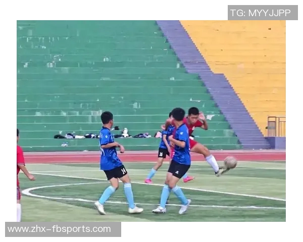 校园足球赛激情四溢学子们在绿茵场上挥洒汗水展现青春风采 校园足球赛激情四溢学子们在绿茵场上挥洒汗水展现青春风采